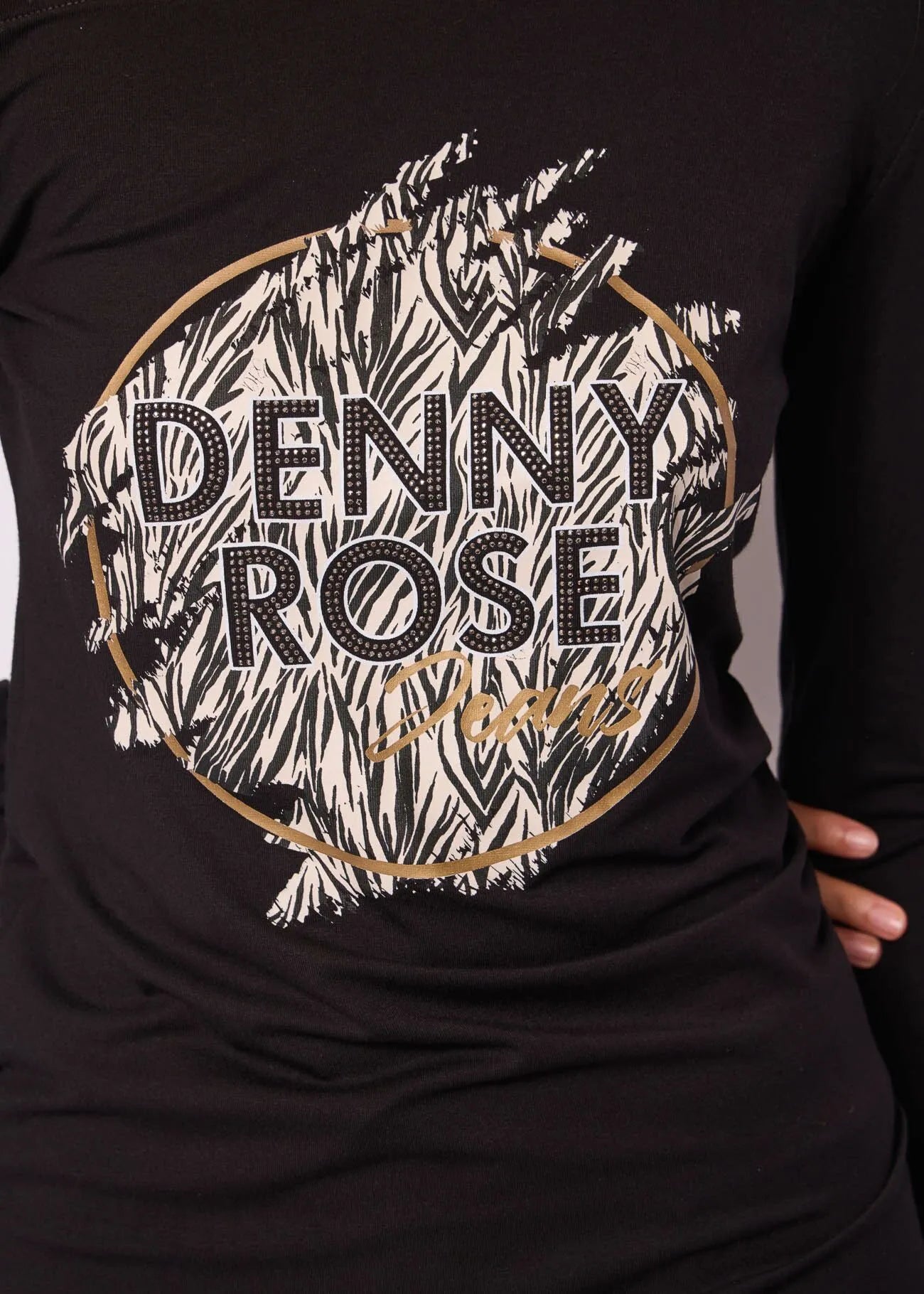 CAMISETA MANGA ASIMÉTRICA LOGO - DENNY ROSE