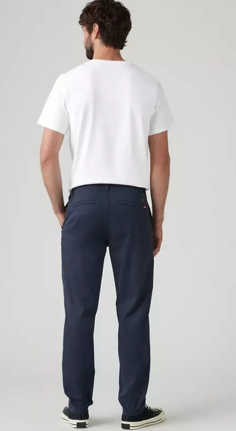 PANTALÓN CHINO™ SATINADO - LEVI'S®