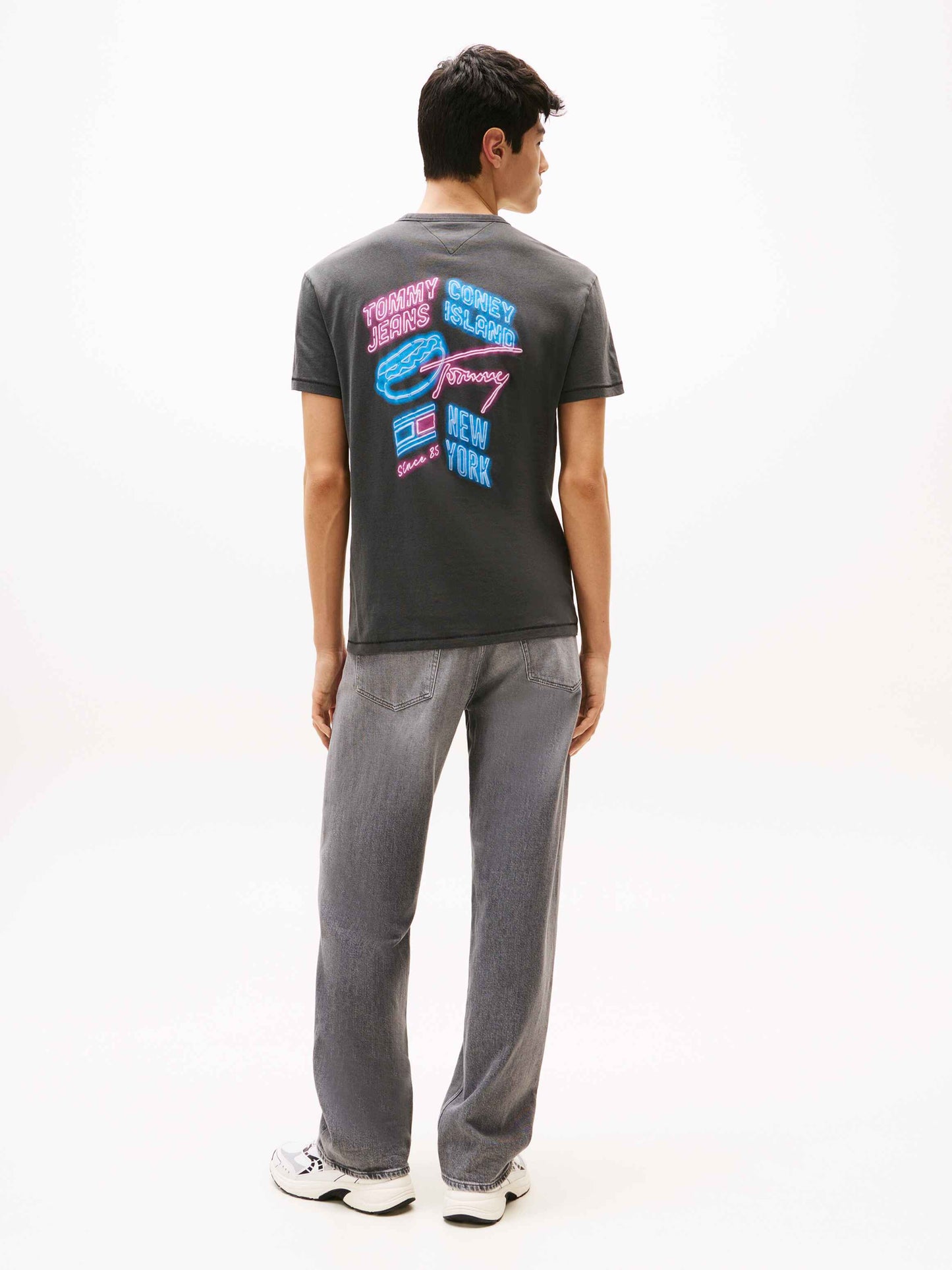 CAMISETA DIBUJO ENGOMADO - TOMMY JEANS
