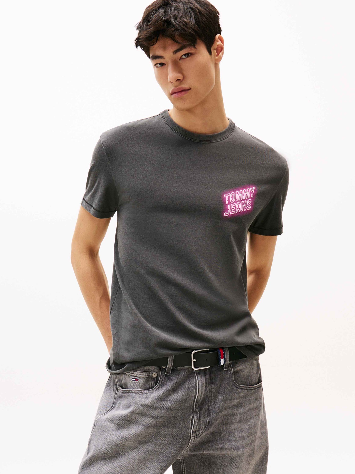 CAMISETA DIBUJO ENGOMADO - TOMMY JEANS