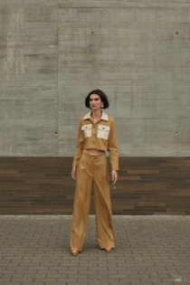 PANTALÓN RECTO PLIEGUES BEIGE - SAHOCO