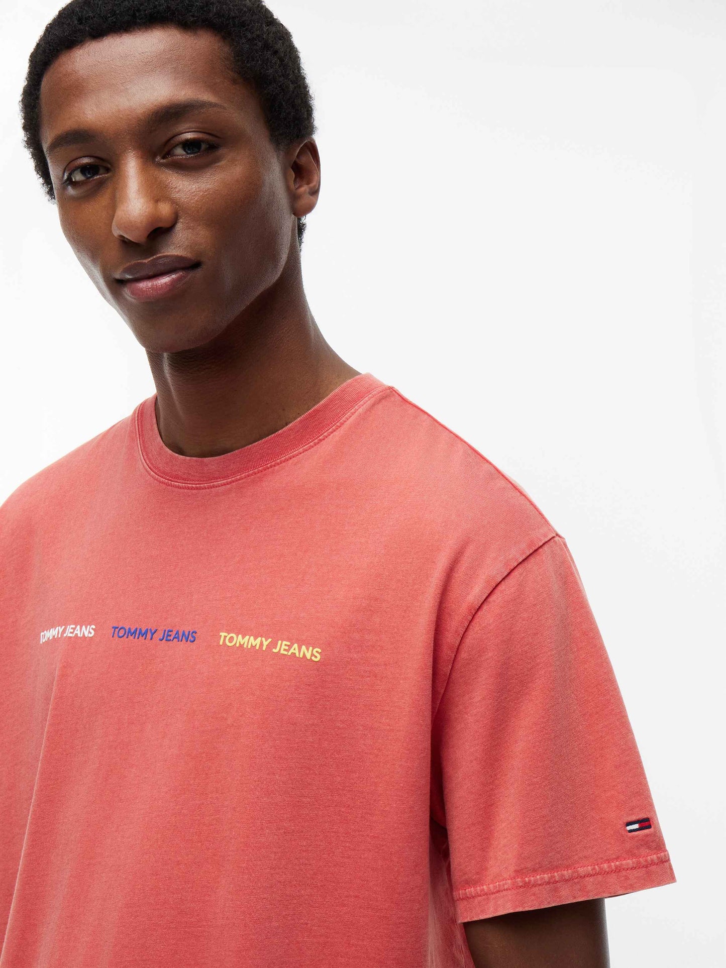 CAMISETA LOGO ENGOMADO - TOMMY JEANS