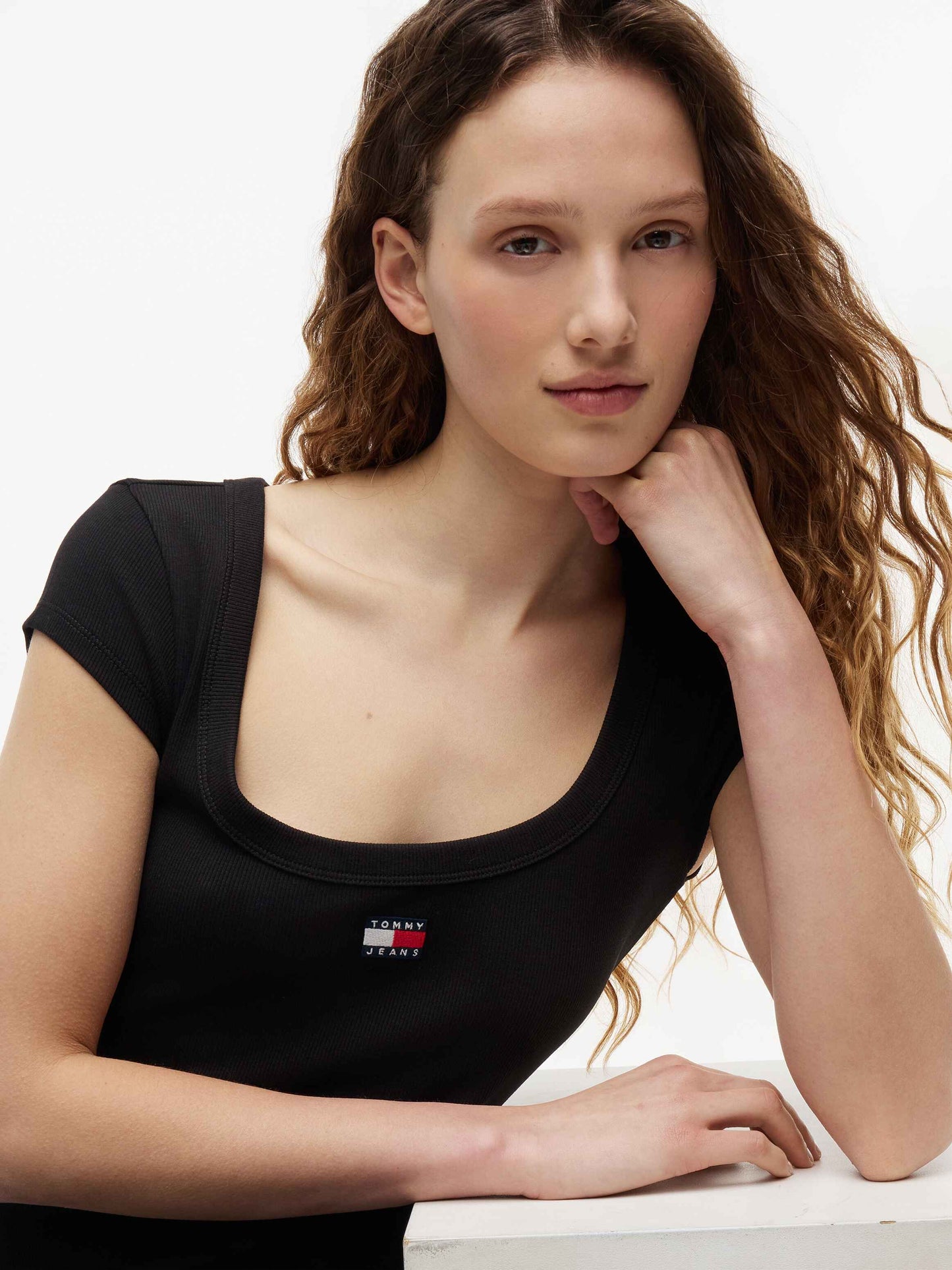VESTIDO MAXI BADGE - TOMMY JEANS