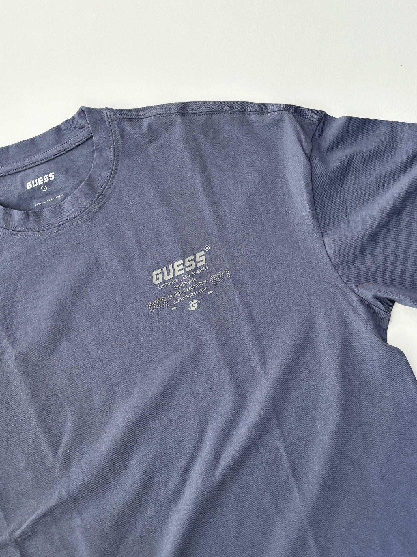 CAMISETA TÉCNICA LOGO INFO - GUESS
