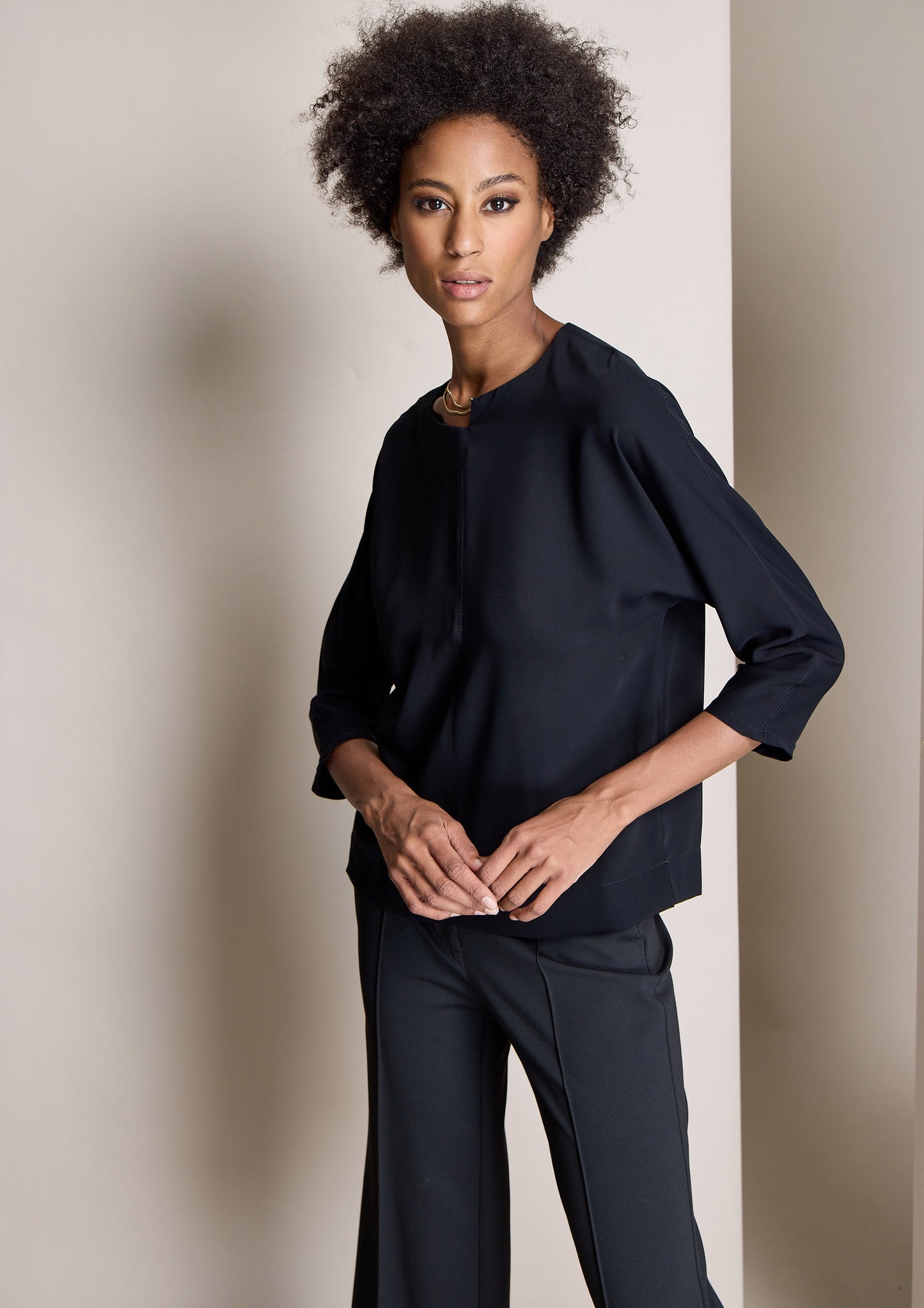 BLUSA NEGRA DETALLE - ALBA CONDE